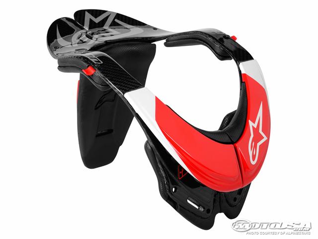 Alpinestars sare la gat cu Bionic Neck Support Carbon